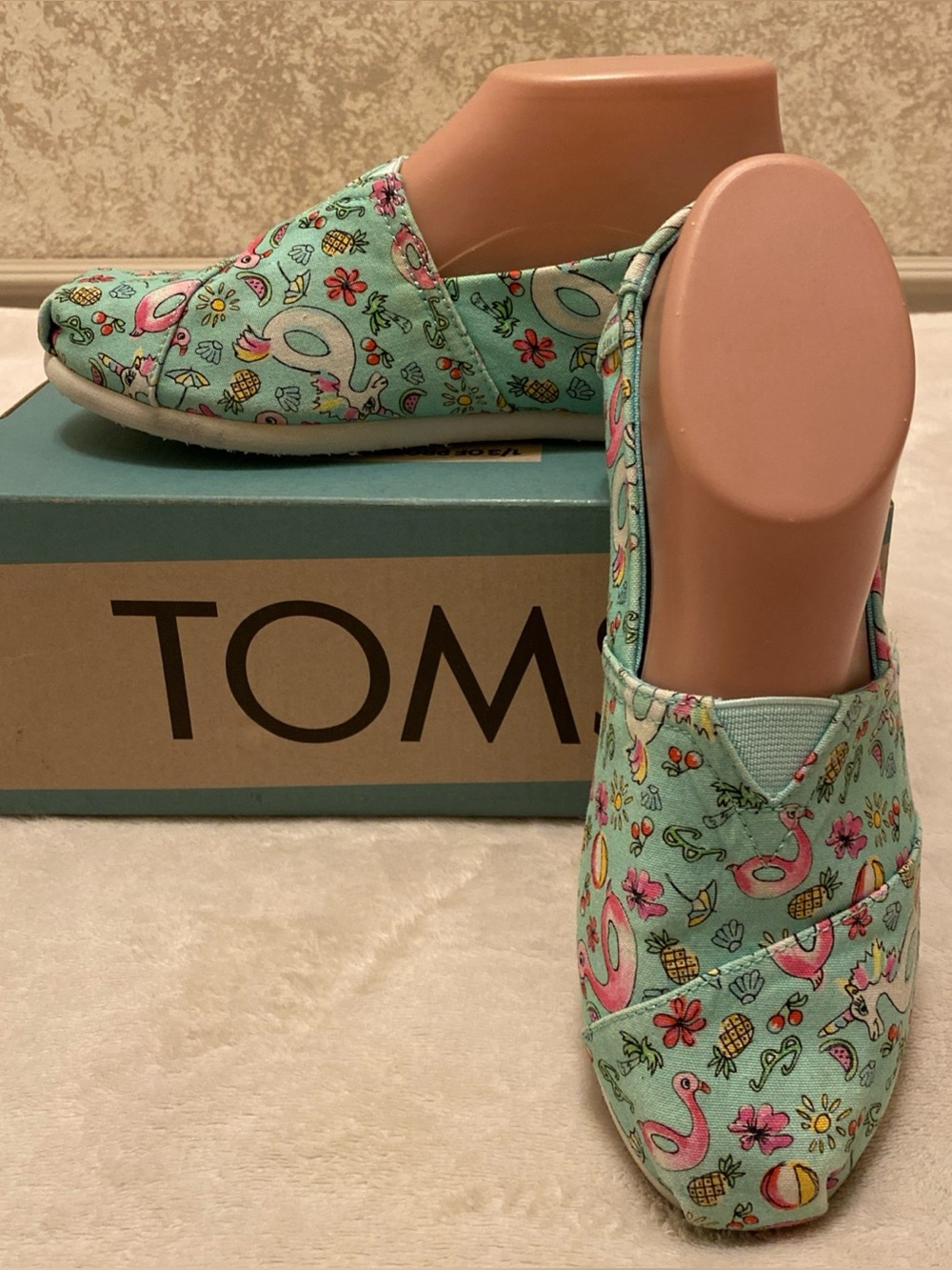 Toms Mint Green Pool Party Print Slip-Ons. Women’s Size 7